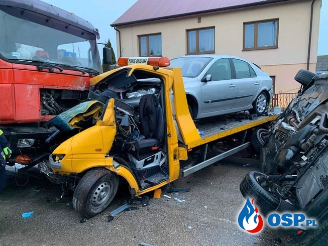 Czołowy wypadek lawety z samochodem ciężarowym. OSP Ochotnicza Straż Pożarna