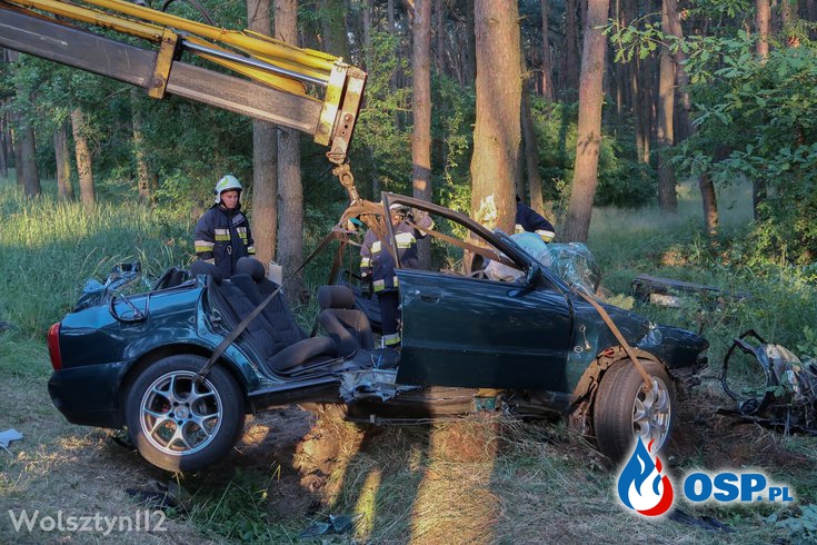 Dwie osoby uwięzione w roztrzaskanym samochodzie na drodze Kębłowo - Strady OSP Ochotnicza Straż Pożarna