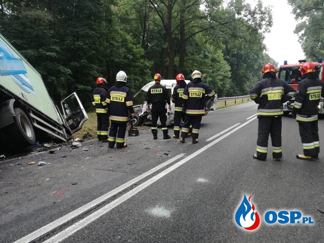 Śmiertelny wypadek w Zbiersku. Ciężarówka zderzyła się z osobowym peugeotem. OSP Ochotnicza Straż Pożarna