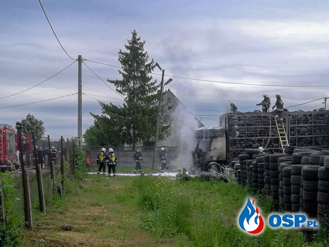 Pożar ciężarówki wypełnionej oponami. 6 zastępów w akcji. OSP Ochotnicza Straż Pożarna