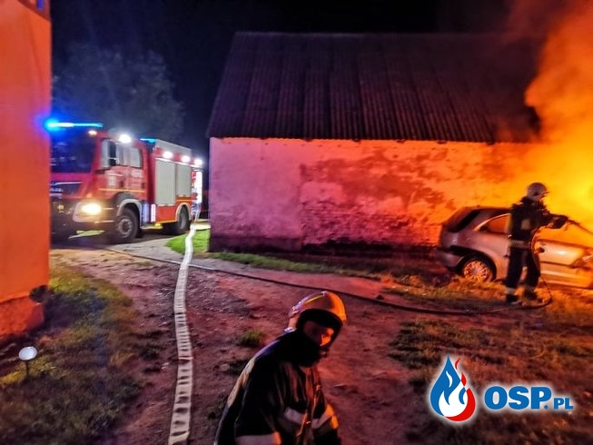 Dwa samochody spłonęły w nocnym pożarze OSP Ochotnicza Straż Pożarna
