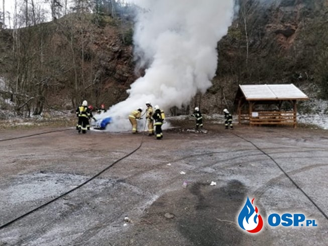 Śmierć w płomieniach. Zwłoki w płonącym samochodzie w Lubawce. OSP Ochotnicza Straż Pożarna