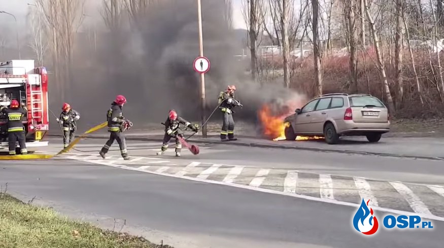 Szybka, sprawna i bezpieczna akcja gaszenia pożaru samochodu! OSP Ochotnicza Straż Pożarna