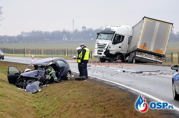 Czołowe zderzenie auta osobowego z ciężarówką. Dwie ofiary śmiertelne. OSP Ochotnicza Straż Pożarna