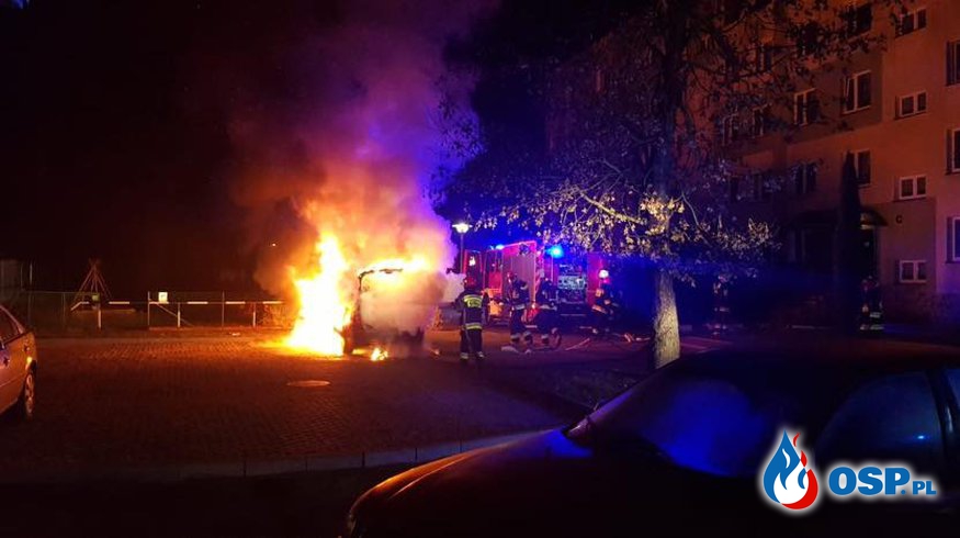 BMW w płomieniach. Nocny pożar auta w Kotlarni. OSP Ochotnicza Straż Pożarna
