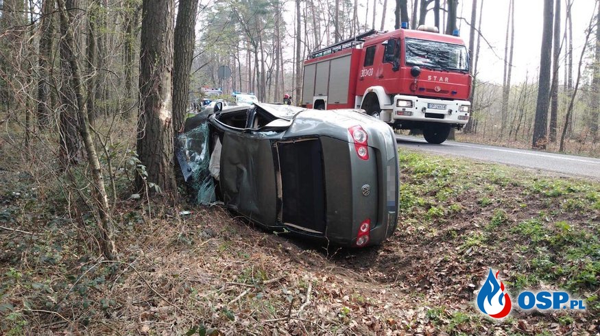 Volkswagen uderzył dachem w drzewo, po zderzeniu z innym samochodem. OSP Ochotnicza Straż Pożarna