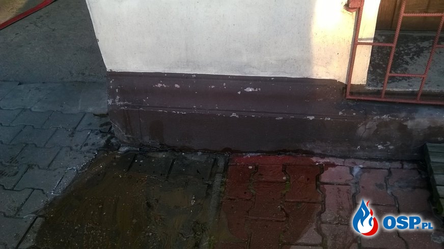 Pęknięta rura wodociągowa przyczyną zalania piwnicy budynku mieszkalnego. OSP Ochotnicza Straż Pożarna