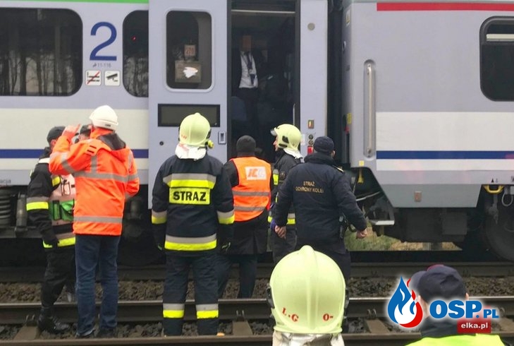 Staranował rogatki i wjechał ciężarówką pod pociąg. Cztery osoby zostały poszkodowane. OSP Ochotnicza Straż Pożarna