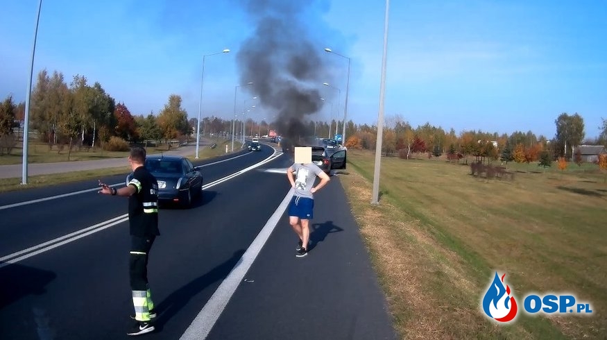 Volvo zapaliło się podczas jazdy. Świadkowie ruszyli z pomocą. OSP Ochotnicza Straż Pożarna