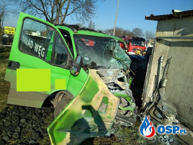 Wronki – samochód uderzył w budynek, kierowca uwięziony w pojeździe OSP Ochotnicza Straż Pożarna