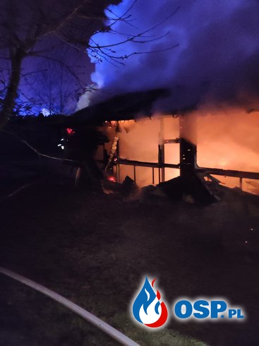 Pożar garażu w Lipianach. Wewnątrz był zaparkowany samochód. OSP Ochotnicza Straż Pożarna