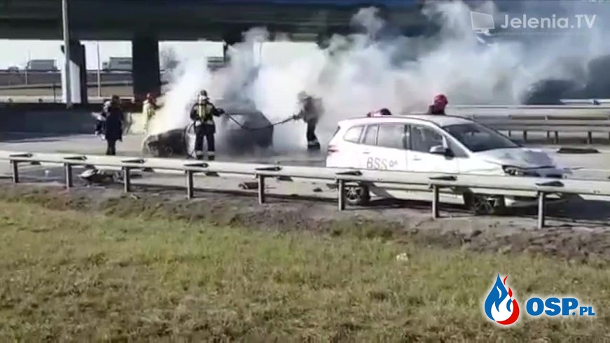 Jedna osoba spłonęła w samochodzie po zderzeniu BMW i fiata na autostradzie. OSP Ochotnicza Straż Pożarna