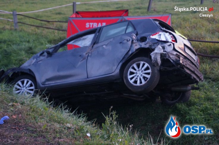 Toyota uderzyła w drzewo i dachowała. Nie żyje 37-latka OSP Ochotnicza Straż Pożarna