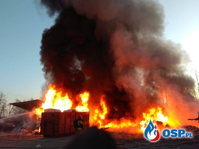 Dwa pożary obok siebie. Spłonął m.in. budynek gospodarczy i przyczepa. OSP Ochotnicza Straż Pożarna