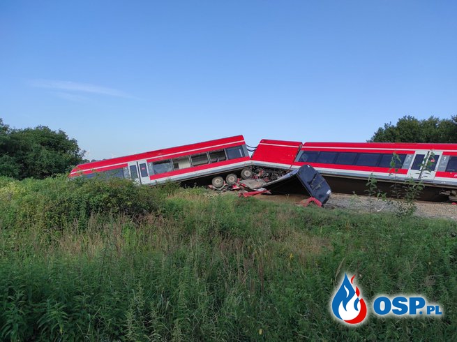 Ciężarówka wjechała pod pociąg, wagony wypadły z torów. Są ranni. OSP Ochotnicza Straż Pożarna