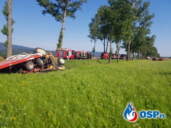 Wypadek śmiertelny w Wilkanowie. Autobus zderzył się z traktorem. OSP Ochotnicza Straż Pożarna