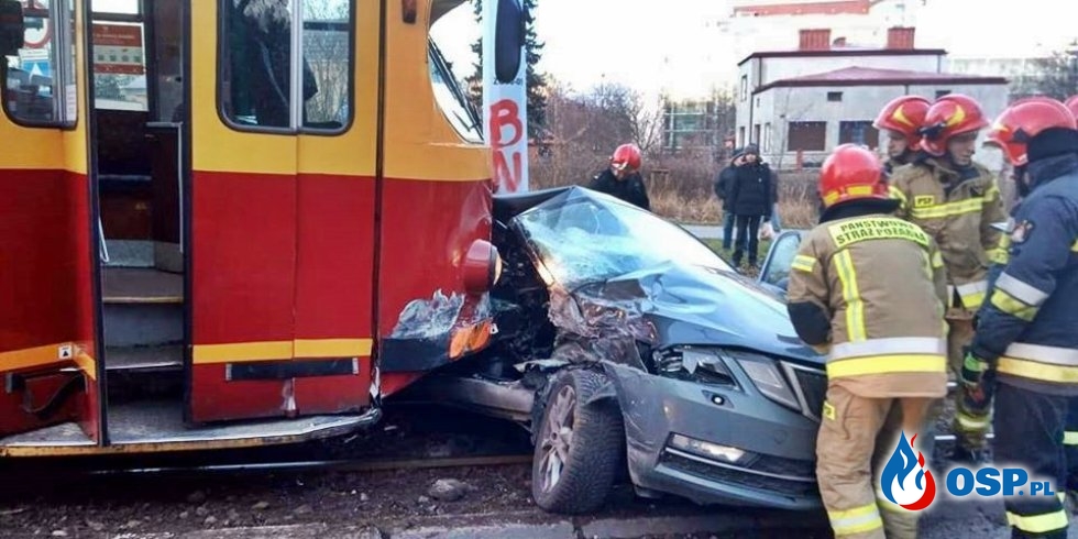 Wjechał autem wprost pod tramwaj. Groźne zderzenie w Łodzi. OSP Ochotnicza Straż Pożarna