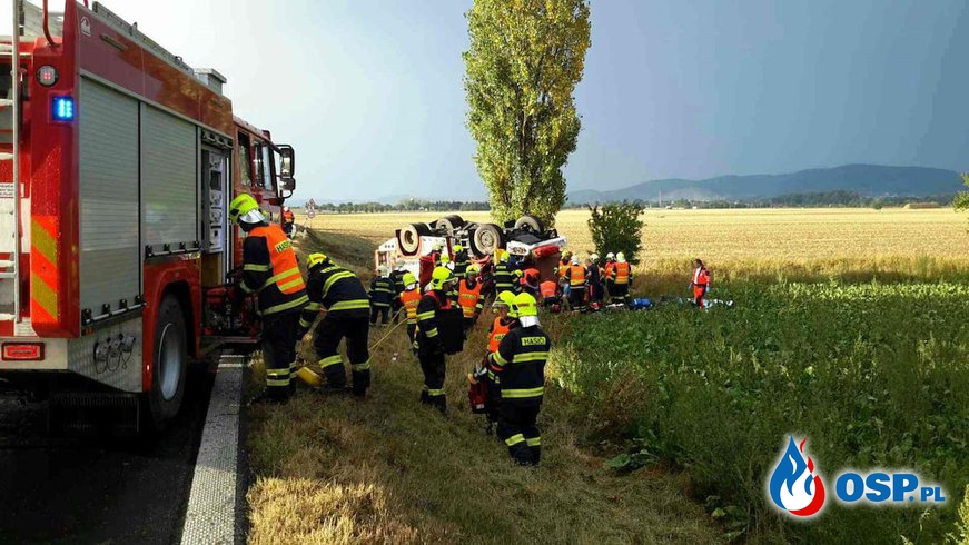 Wypadek wozu strażackiego w drodze do akcji w Czechach. Dowódca zginął. OSP Ochotnicza Straż Pożarna