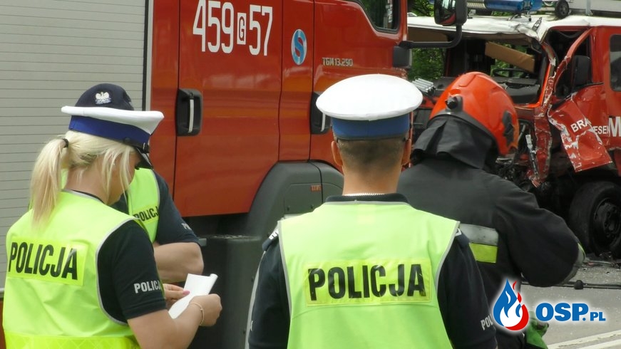Czołowe zderzenie busa z "prywatnym wozem strażackim". OSP Ochotnicza Straż Pożarna