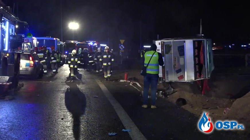 "Sytuacja była tragiczna". 2 osoby nie żyją, 23 trafiły do szpitala po wypadku autobusu. OSP Ochotnicza Straż Pożarna
