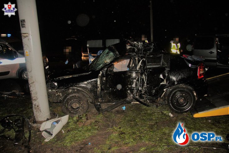Opel rozbity na latarni. Dwóch mężczyzn zginęło w wypadku w Lublinie. OSP Ochotnicza Straż Pożarna