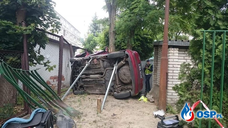 Wypadek w Łodzi. Ojciec z synem zakleszczeni w samochodzie. OSP Ochotnicza Straż Pożarna