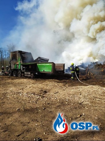 Pożar maszyny rolniczej i sterty drewna w Wyrzysku OSP Ochotnicza Straż Pożarna