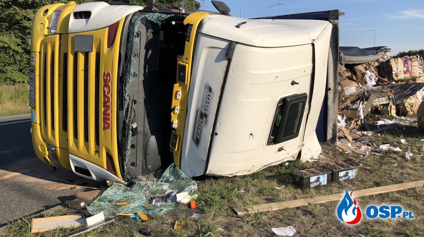Ciężarówka z makulaturą przewróciła się na obwodnicy Opola OSP Ochotnicza Straż Pożarna