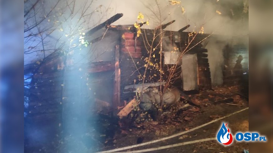 80-letni mężczyzna zginął w pożarze. Drewniany dom zapalił się w środku nocy. OSP Ochotnicza Straż Pożarna