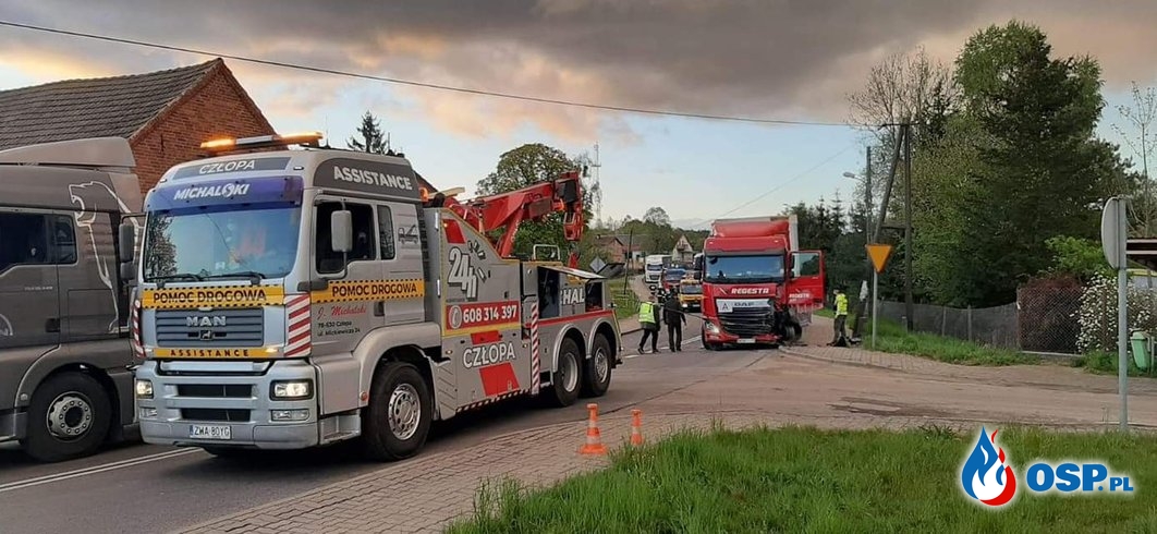 Czołowe zderzenie samochodu z ciężarówką. Jedna osoba zginęła. OSP Ochotnicza Straż Pożarna