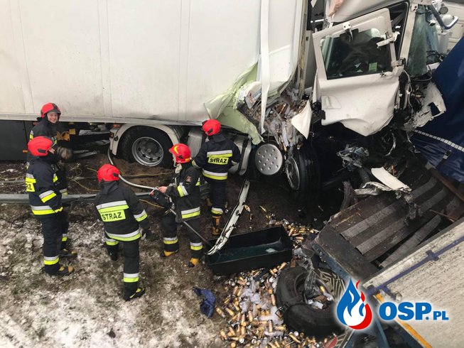 Scania uderzyła w DAF-a z piwem. Obie ciężarówki wypadły z drogi. OSP Ochotnicza Straż Pożarna