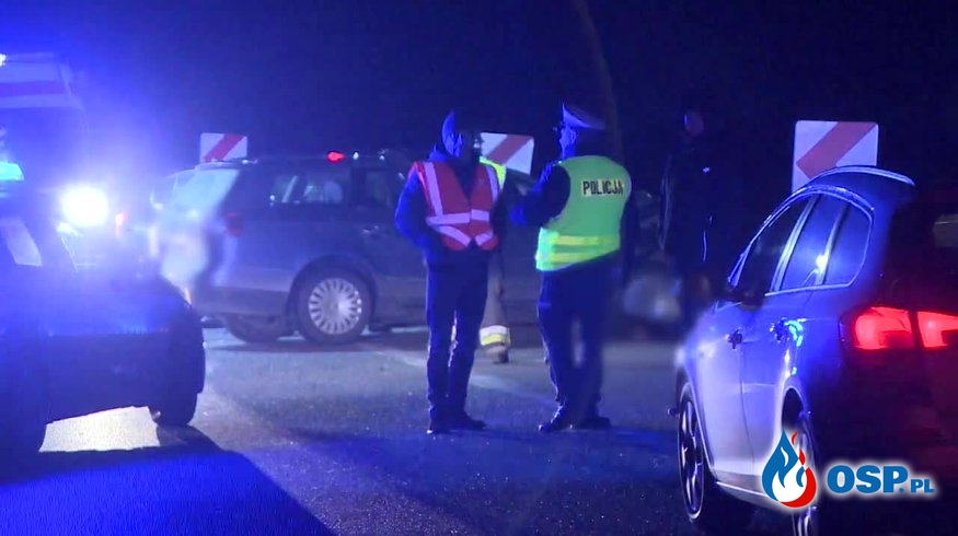Dwie osoby zginęły, trzy są ranne. Czołowe zderzenie BMW i Volkswagena na obwodnicy Kutna. OSP Ochotnicza Straż Pożarna