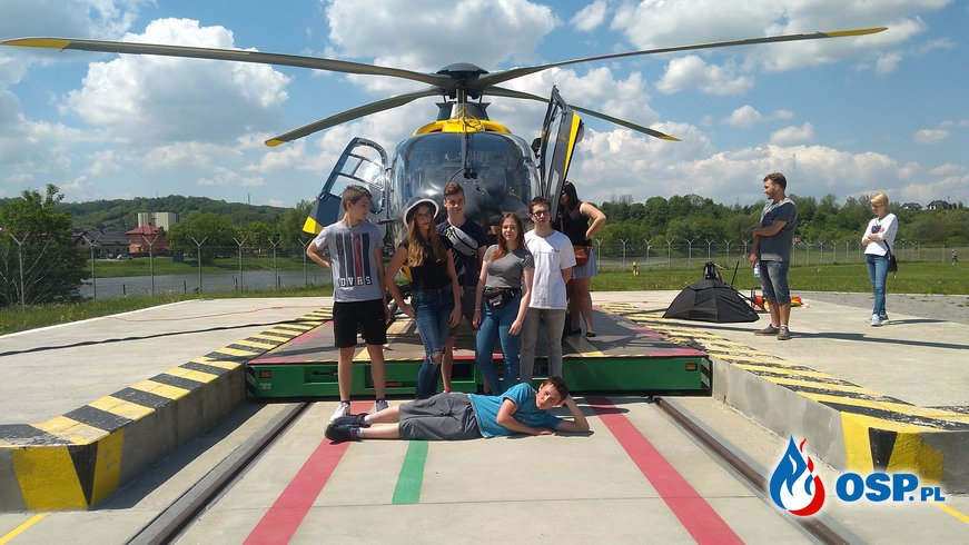 Młodzież na dniach otwartych w sanockiej bazie Lotniczego Pogotowia Ratunkowego OSP Ochotnicza Straż Pożarna