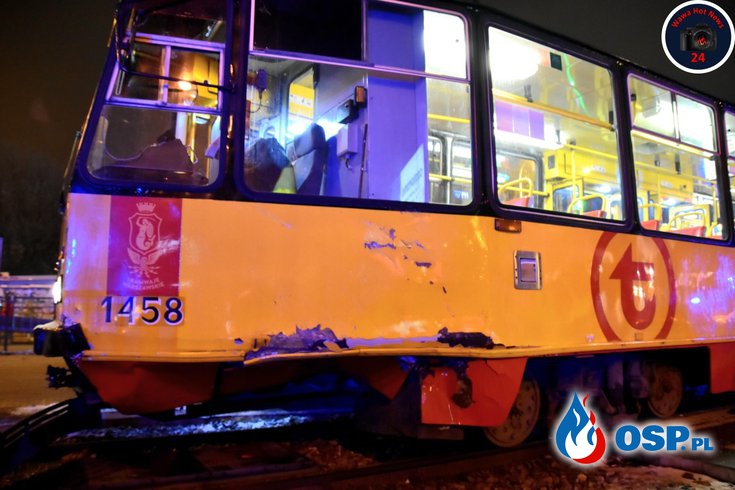 Wjechał wprost pod tramwaj. Groźny wypadek w centrum Warszawy. OSP Ochotnicza Straż Pożarna