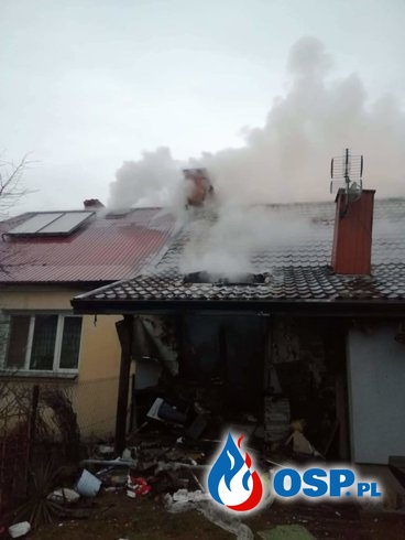 Dwoje dzieci oraz mama w szpitalu po wybuchu gazu. Eksplozja zniszczyła część ich domu. OSP Ochotnicza Straż Pożarna