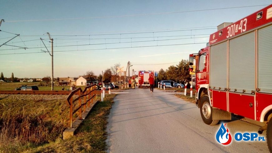 Pijany kierowca wjechał pod pociąg w Opolu. Dwie osoby trafiły do szpitala. OSP Ochotnicza Straż Pożarna