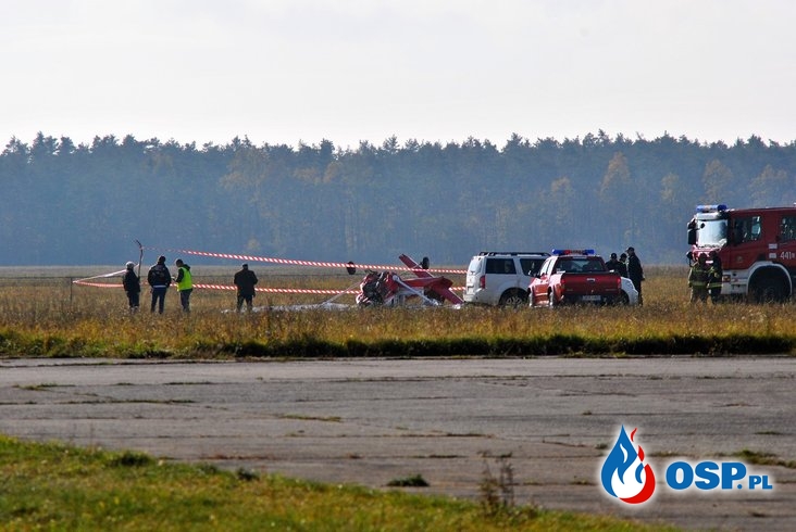 Wypadek awionetki na lotnisku w Kamieniu Śląskim. Dwie osoby są ranne. OSP Ochotnicza Straż Pożarna