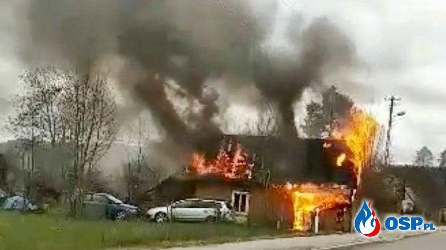 Drewniany dom stanął w ogniu. Właścicielka zdążyła uciec przed pożarem. OSP Ochotnicza Straż Pożarna