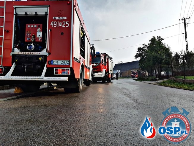 Piorun przyczyną pożaru domu w Leśnicy. Ogień gasiło 11 zastępów strażaków. OSP Ochotnicza Straż Pożarna