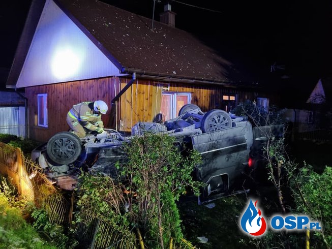 Bus dachował i uderzył w drewniany dom. Cztery osoby są ranne. OSP Ochotnicza Straż Pożarna
