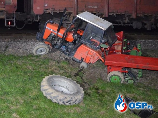 63-latek wjechał traktorem wprost pod pociąg. Mężczyzna trafił do szpitala. OSP Ochotnicza Straż Pożarna