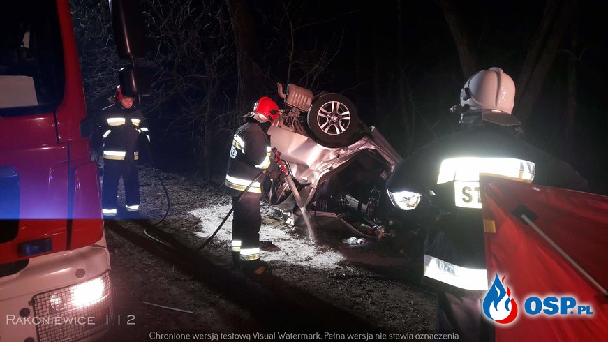Dwóch mężczyzn zginęło w wypadku mercedesa. "Kierowca wyszedł o własnych siłach" OSP Ochotnicza Straż Pożarna