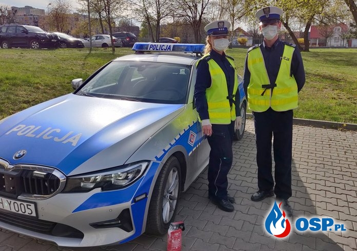 Policjanci uratowali mężczyznę z płonącego samochodu OSP Ochotnicza Straż Pożarna
