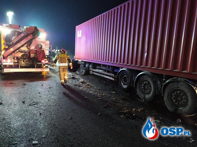 Kabina ciężarówki spadła na drogę po zderzeniu. Groźny wypadek na A1. OSP Ochotnicza Straż Pożarna