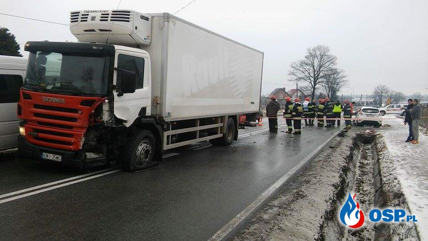 Zderzenie samochodu ciężarowego z samochodem osobowym OSP Ochotnicza Straż Pożarna
