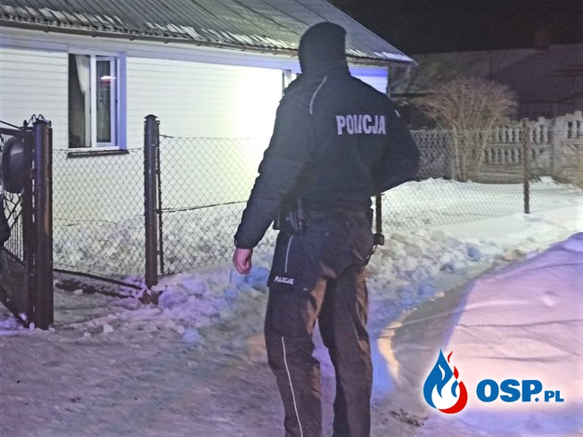 Policjanci uratowali 80-letnią kobietę z płonącego domu OSP Ochotnicza Straż Pożarna