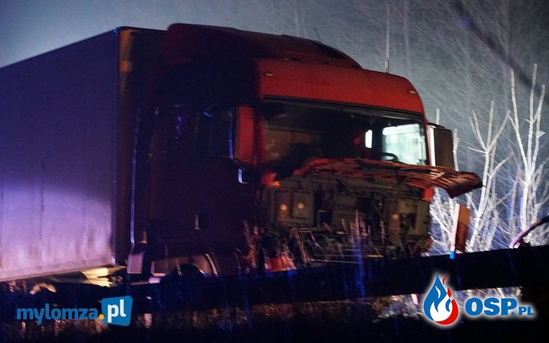 Jedna osoba zginęła w czołowym zderzeniu samochodu osobowego z ciężarówką OSP Ochotnicza Straż Pożarna