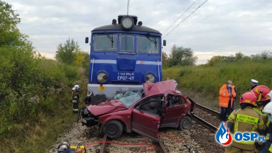Wjechał autem wprost pod pociąg. Dwie osoby zginęły w wypadku pod Tomaszowem. OSP Ochotnicza Straż Pożarna