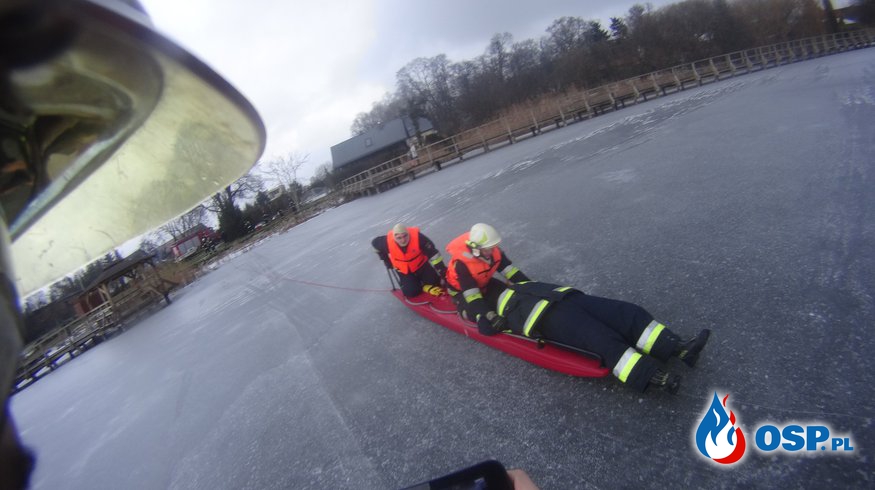 Wspólne ćwiczenia na lodzie. OSP Ochotnicza Straż Pożarna