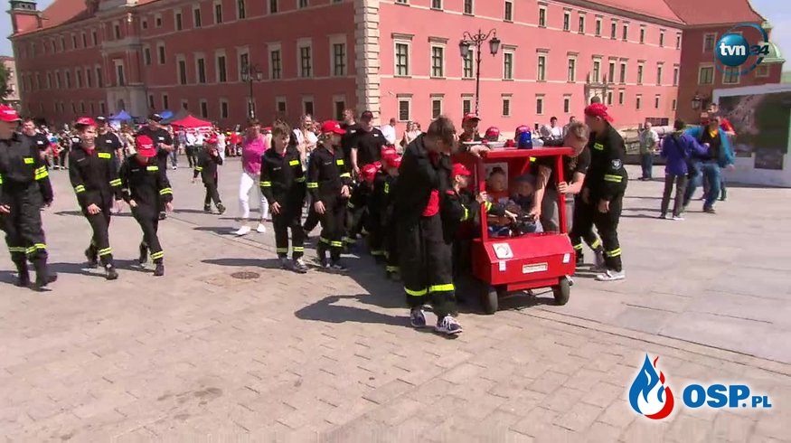 Tak strażacy OSP świętowali na Placu Zamkowym w Warszawie. Zobacz wideo! OSP Ochotnicza Straż Pożarna